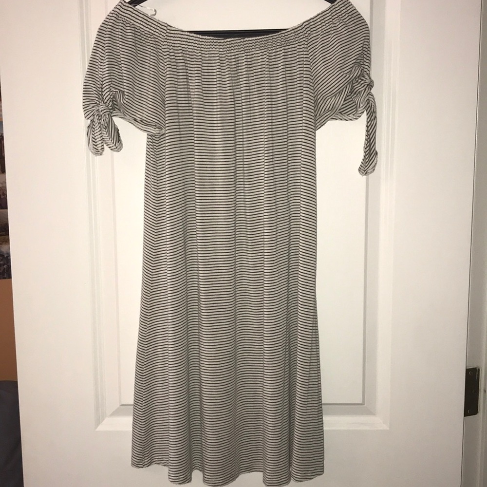 Off-the-shoulder striped dress ☀️